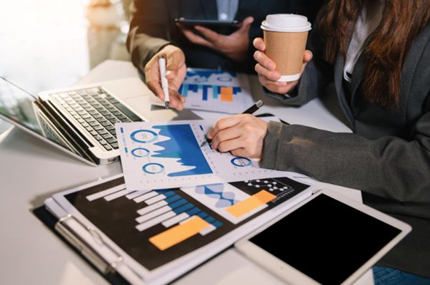 Uso de herramientas tecnológicas avanzadas para interpretar datos y realizar estudios de mercado precisos