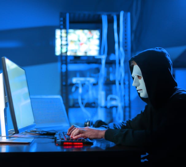un homme inconnu hack les données d'un utilisateur.