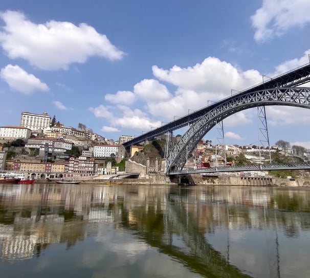 Vista da cidade do Porto, com o Rio Douro e a Ponte Luis I. 