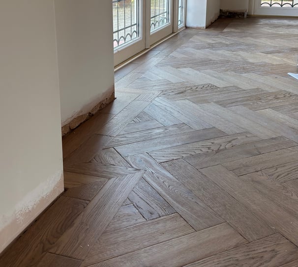 A brown oak herringbone floor with a double borfer