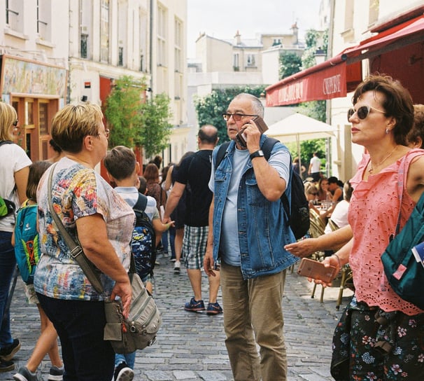 Tourists are talking to concierge agent on the phone