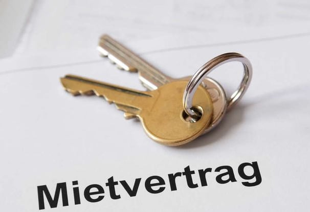 Mietvertrag mit schlüssel daneben