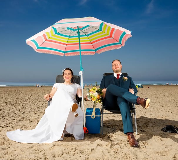 pose-mariage-boulogne-sur-mer-couple-humour-sur-plage-glaciere-et-parasol-florent-studio-photographe-lille-le-touquet-paris-c