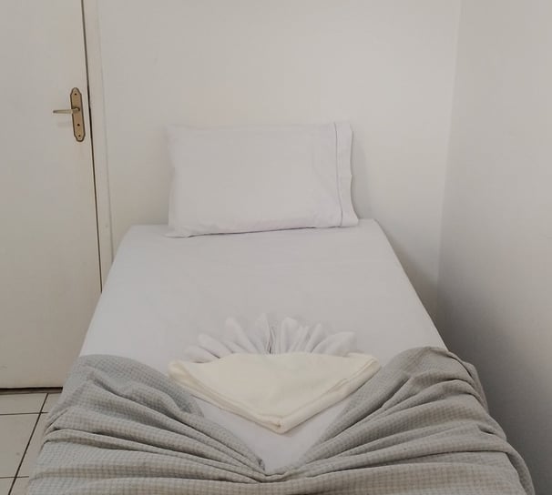 hotel quarto simples com tv