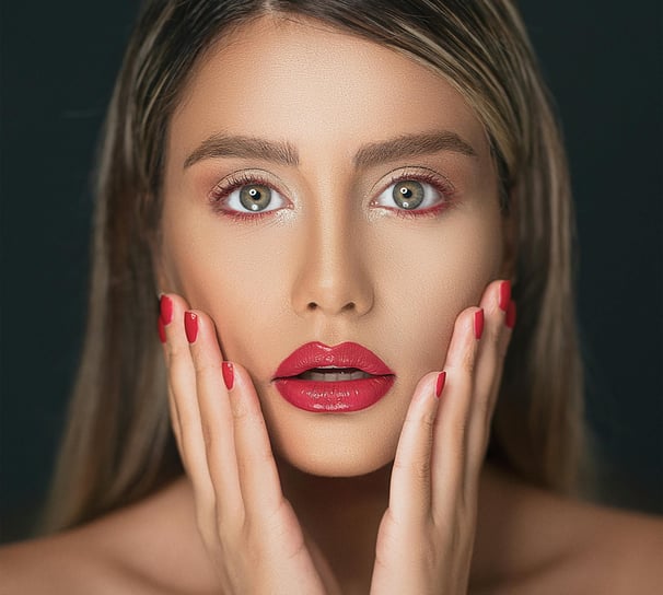Modelo com lábios volumosos e brilhantes