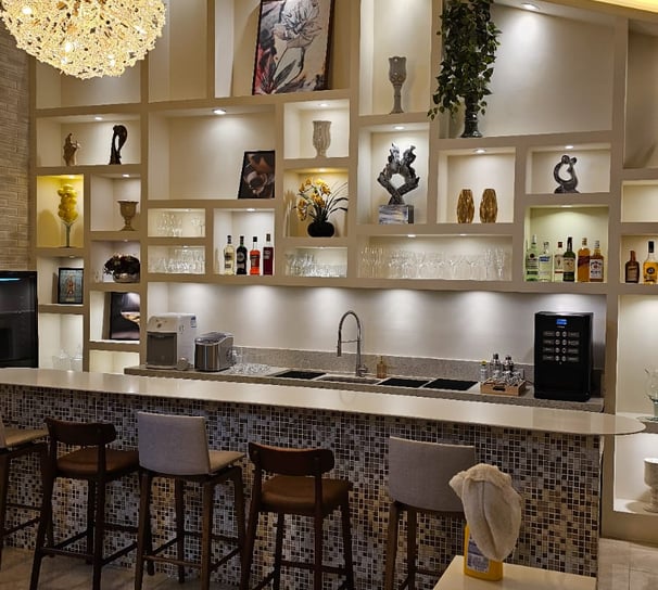 Área interna do salão We Hall Beauty em Bauru, com poltronas sofisticadas e ambientação acolhedora j