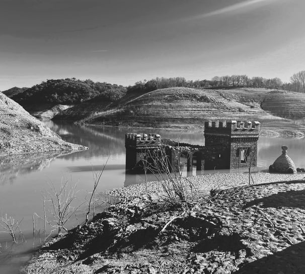 Antiguo molino bajo las aguas del pantano de Susqueda
