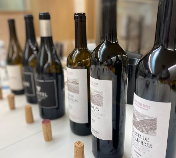 Botellas de vino usadas en una cata