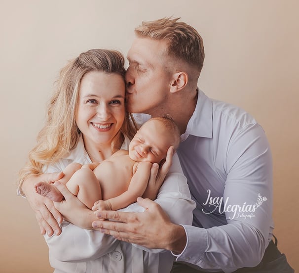 Un hombre y una mujer mostrando su amor junto con su bebé