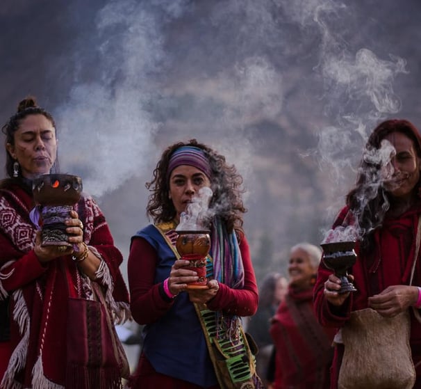 Mujeres sosteniendo copaleras humeantes
