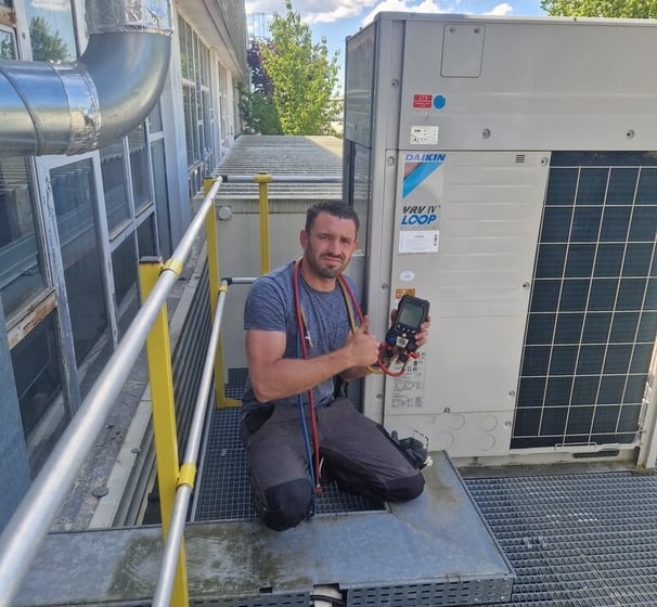 technicien expert en climatisation faisant un contrôle électrique