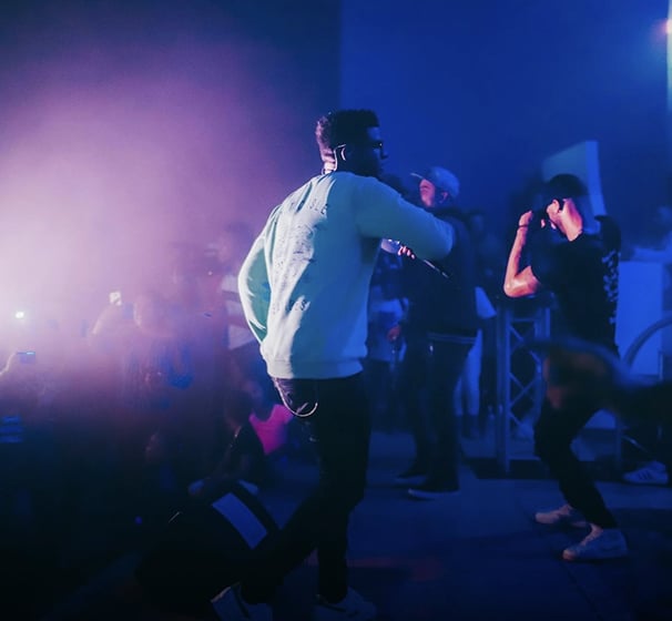 Gr Artist performing
