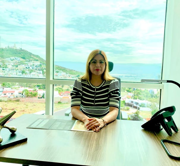 Psicóloga Nayeli Ramos en su consultorio en León, ofreciendo un espacio cálido y profesional