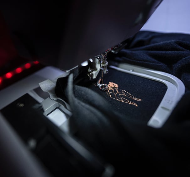 Broderie dans le cadre de la machine représentant un chat