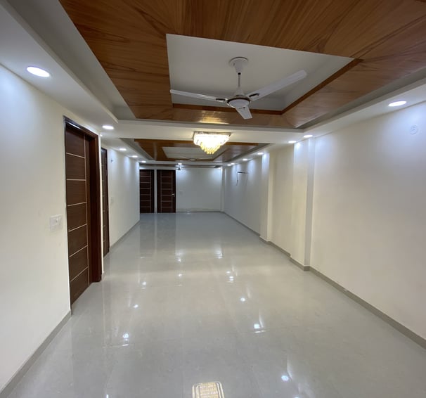 Ulra-spacious living room of 3 BHK Corner Builder Floor with Multiple Balconies — Chattarpur