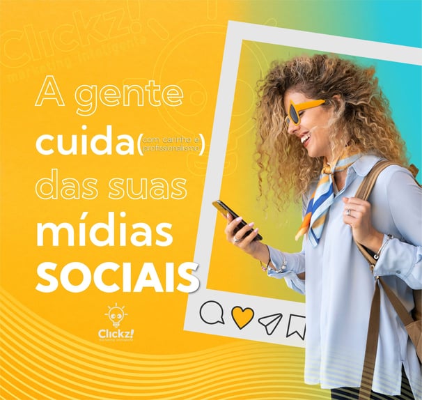 Mulher sorrindo olhando para celular, redes sociais. Serviço de Social Media