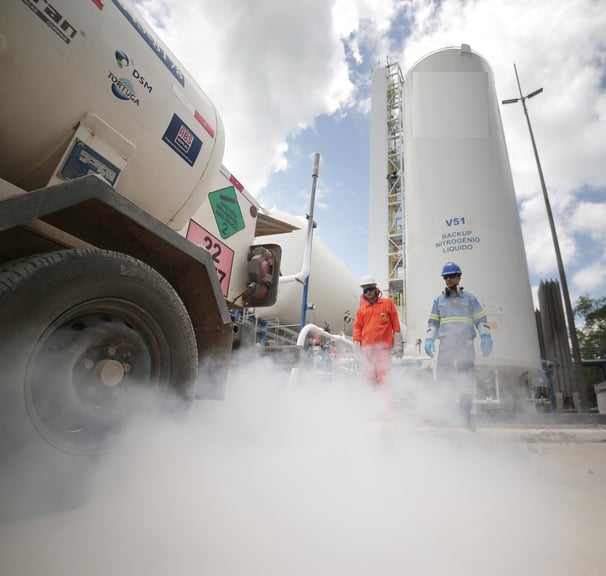 Instalação de tanques com os operadores da carreta e do centro de enchimento.