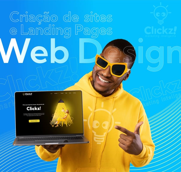 Homem segurando notebook mostrando site de marketing. Serviço de criação de sites