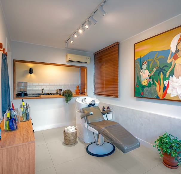 clinica ayurveda com pintura e cadeira de cabelereiro
