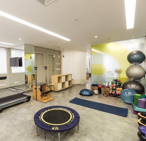 clínica de fisioterapia com textura de cimento e equipamentos de exercício