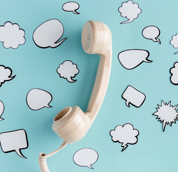 Combiné téléphonique sur fond bleu avec des bulles de dialogue illustrant la prise de contact