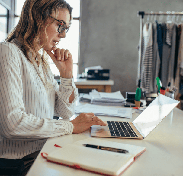 women surfing laptop