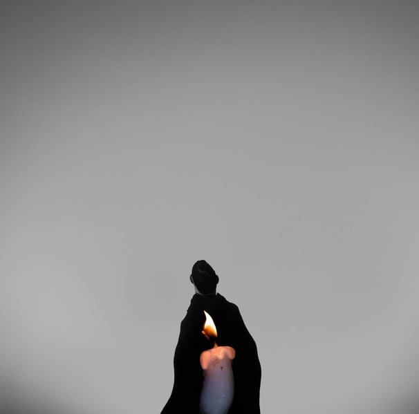 a candle lite up in the dark