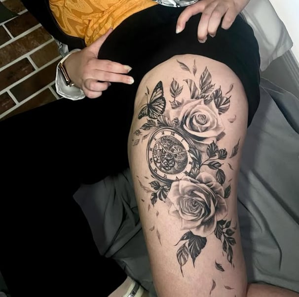 a woman with a tattoo on her thigh, sitting on a couch datcha tatouage tattoo gap 05