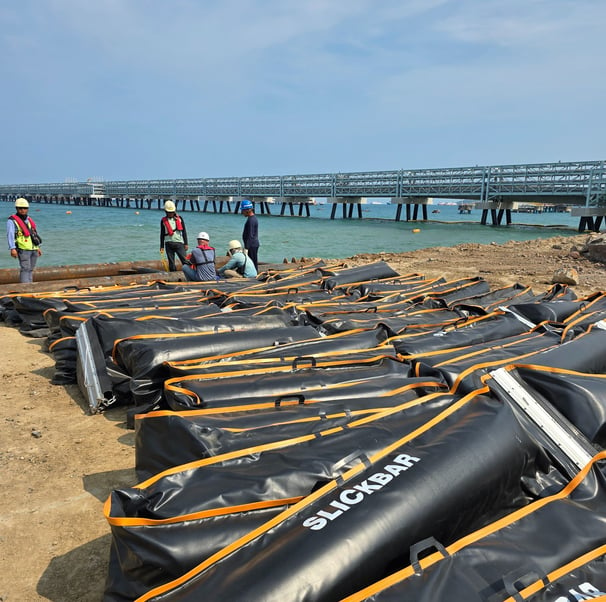 Gambar ilustrasi Oil Boom SL-25 digunakan di laut untuk mengendalikan tumpahan minyak,