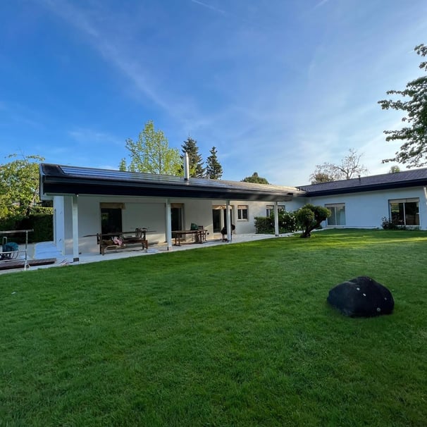 maison blanche avec un jardin