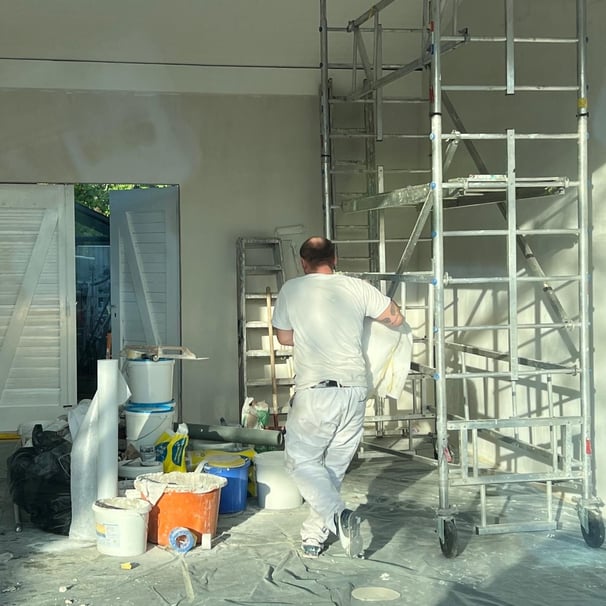 travailleur qui porte un sac