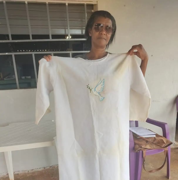 Sueli da Silva, quilombola e defensora cultural de São Tomé, com traje tradicional branco