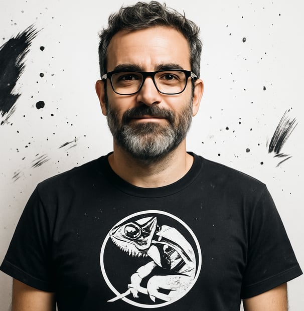 Rodrigo Delgado, fundador de Gazpacho Creativo, frente a la cámara en su estudio