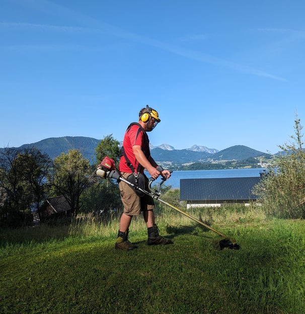 Mäharbeiten am Seegrundstück
