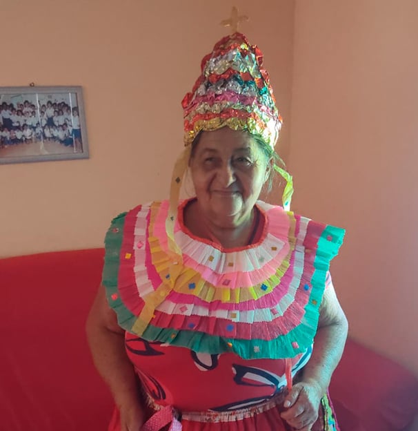 Dona Eunilde com traje do Reisado, guardiã das cantigas tradicionais da Comunidade Quilombola