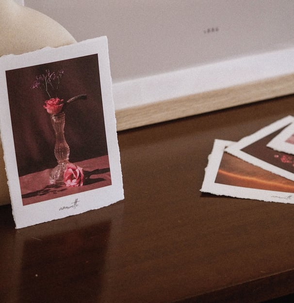 une photo avec un cadre et un vase