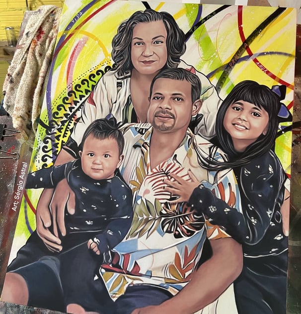 Quadro de família capturando um momento feliz entre mãe e filhos.