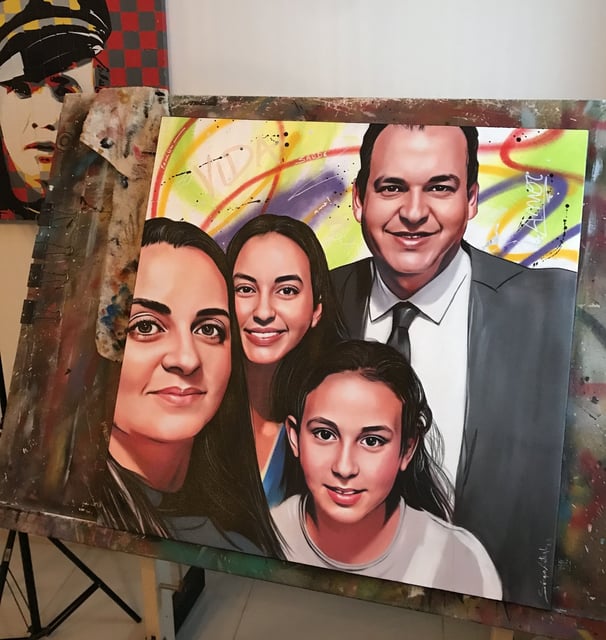 Obra de arte vibrante mostrando uma família reunida, realizada em técnicas de Pop-Art