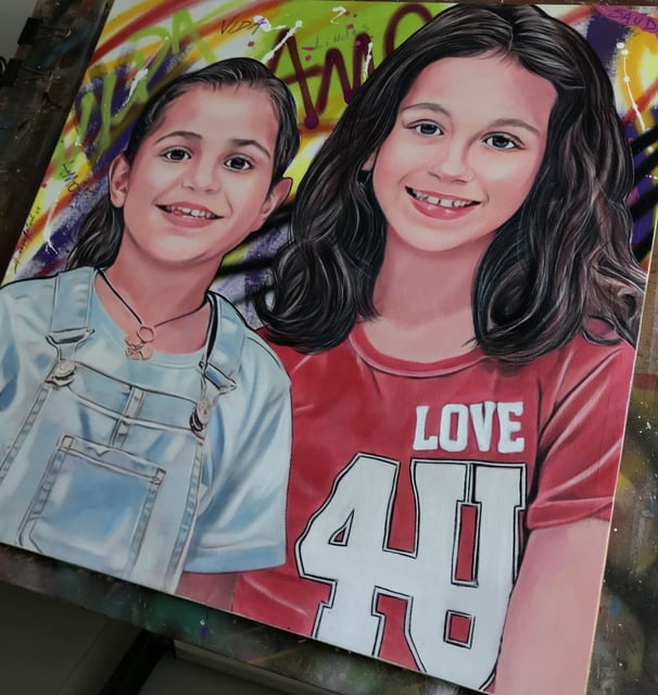 Quadro pintado de rostos de irmãs em um estilo emocional e colorido.