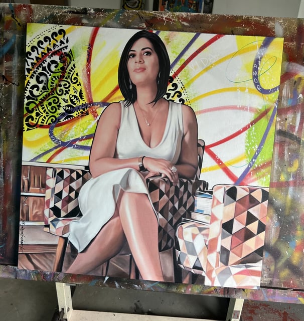 Retrato artístico de uma mulher em cores brilhantes de Pop-Art.
