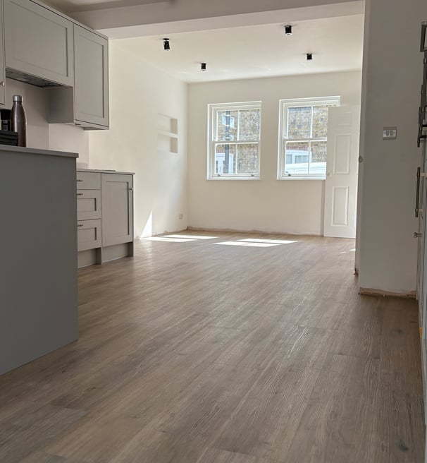 A wood effect LVT plank in a kitchen