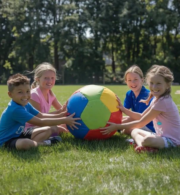 4 enfants qui jouent en plein air