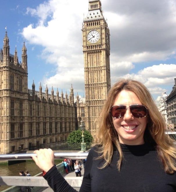 mulher loira em frente ao Big Ben e parlamento inglês