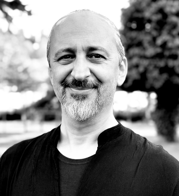 Uğur Tırpan Tai Ji Qi Gong instructor of WDP Turkey, smiling outdoors in black shirt