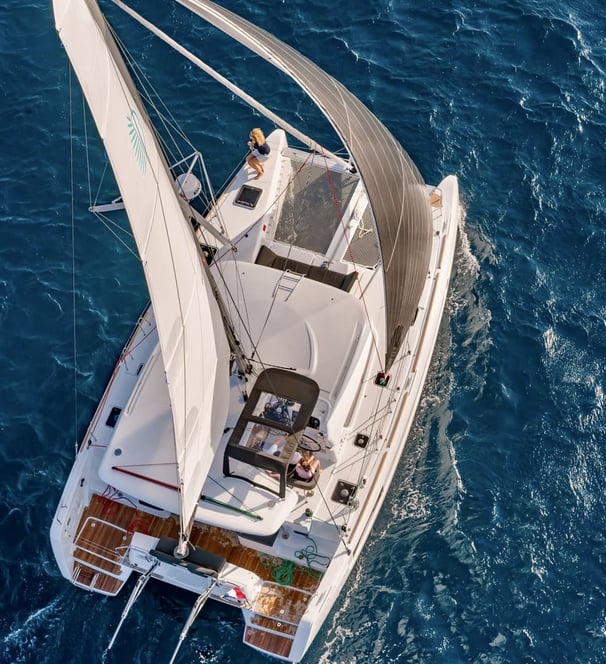 alquiler-barco-cadiz-catamaran-sache-navega-por-bahia-de-cadiz-a-vela