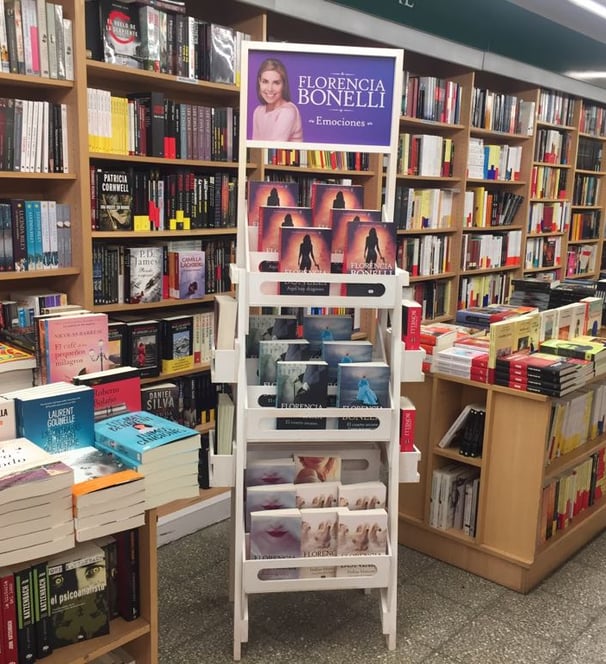 Exhibidor en madera para lanzamiento de libro emociones de Florencia Bonelli. Penguin Random House.