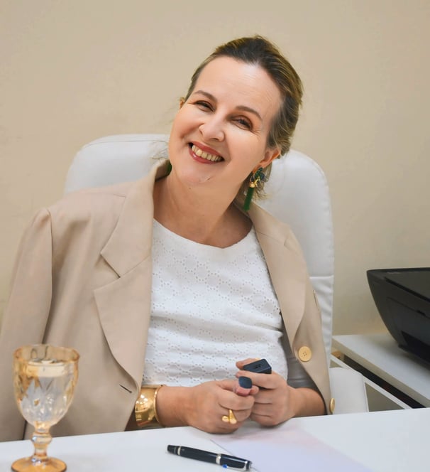 Sou a Dra. Cris Tavares CRM 63751-3, especialista em Dermatologia, Nutrologia e Acupuntura.