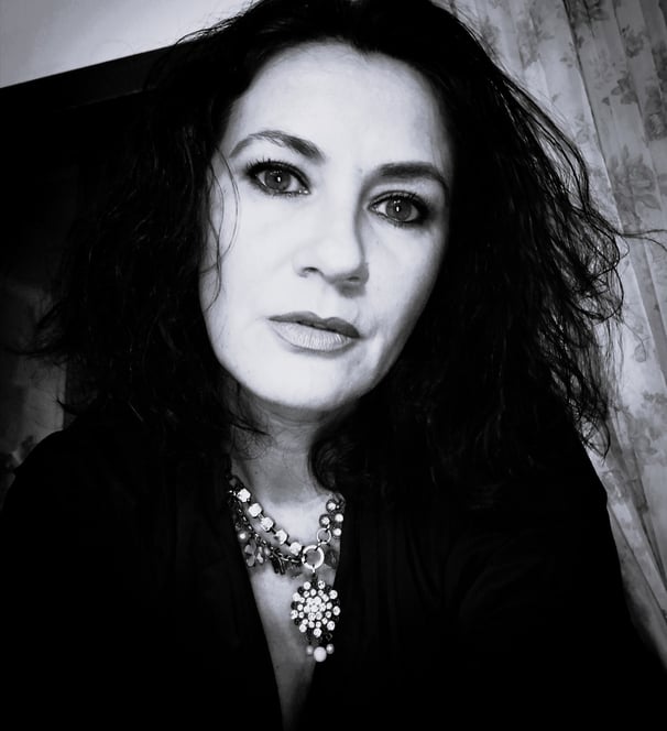Diana Encea, psiholog și psihoterapeut în formare, specializat în doliu, anxietate și traumă.
