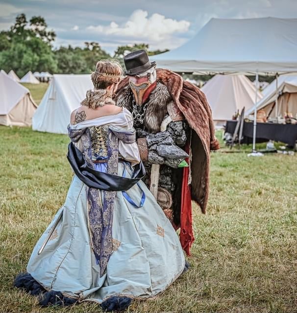 Création unique de robe de bal pour une princesse discutant avec un golem