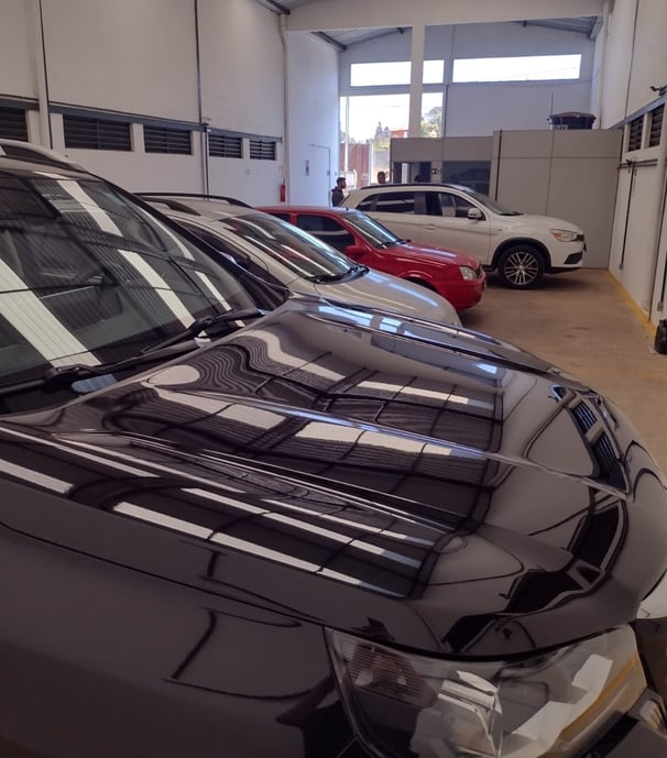 Carros posicionados nos boxes para vistoria